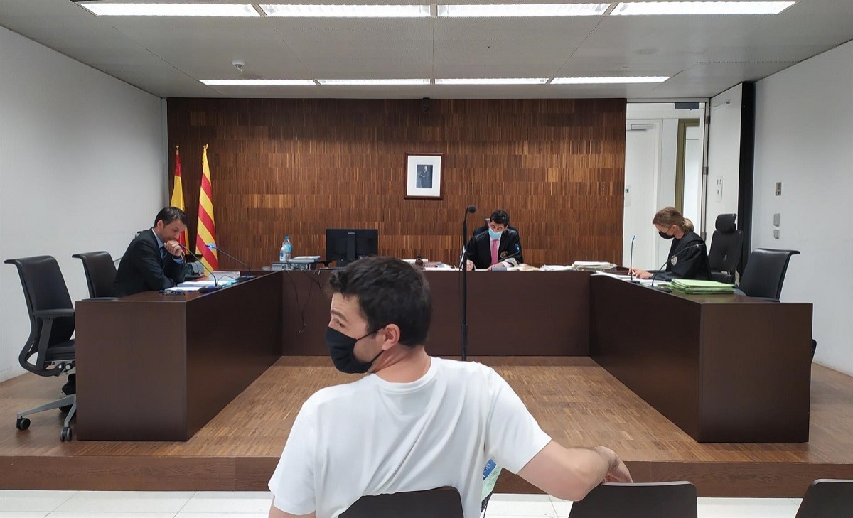 Nova condemna a l'«estafador de l'amor»: setze mesos de presó per revendre un ordinador robat