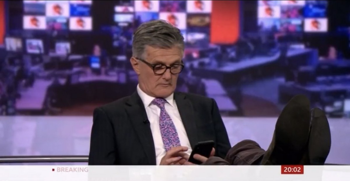 Peus sobre la taula i mirant el mòbil: l'escena d'un presentador de la BBC