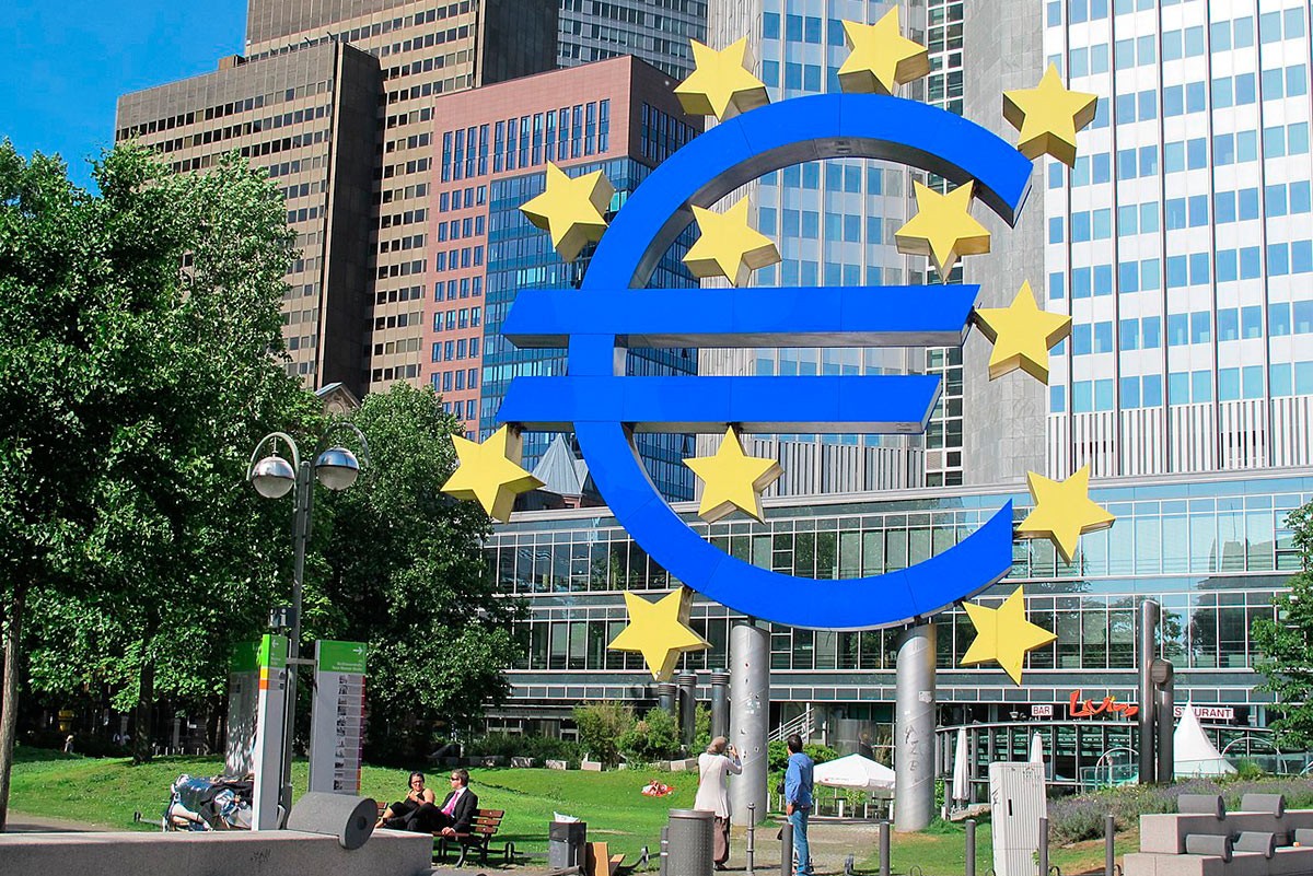 L'emblemàtica escultura de l'euro de Frankfurt, en venda perquè costa massa de mantenir