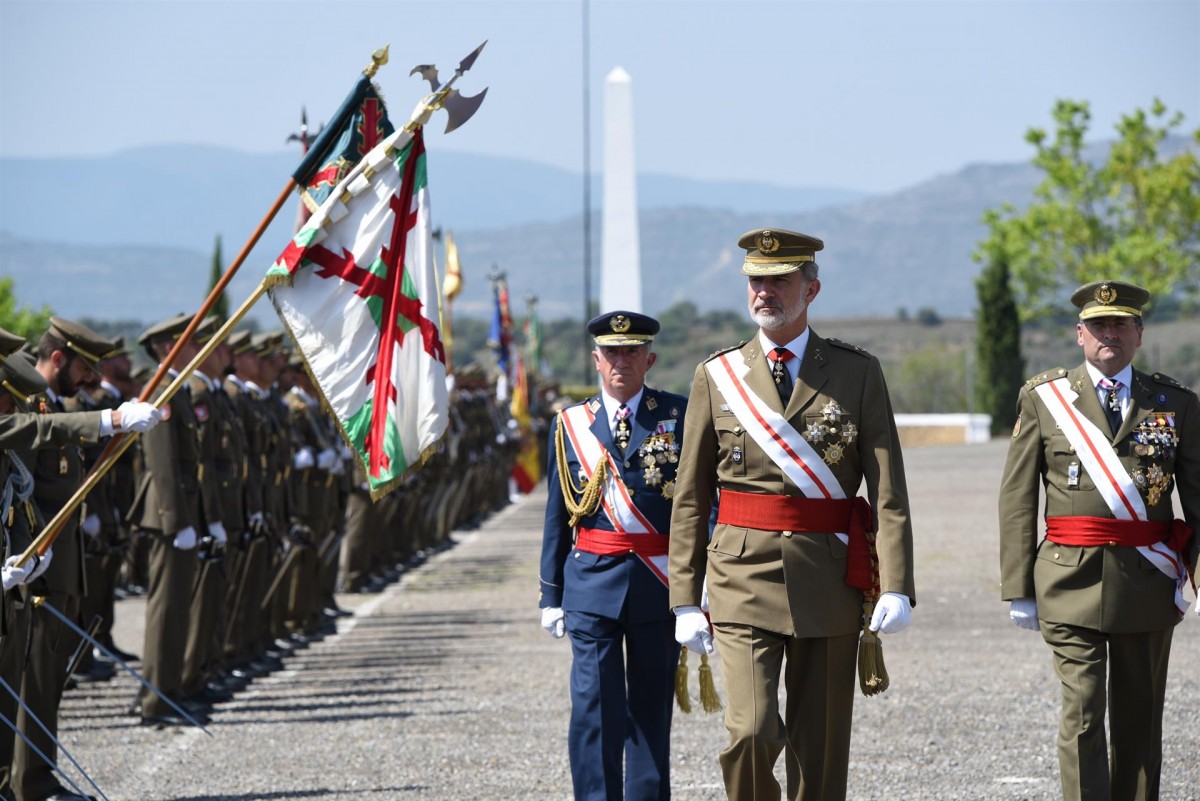 El Govern planta Felip VI en el lliurament de despatxos als nous sergents de Talarn