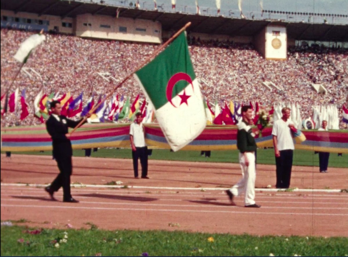 La delegació algeriana desfilant durant la cerimònia inaugural del Festival Mundial de la Joventut celebrat a Moscou el 1957  - cinearchives.org
