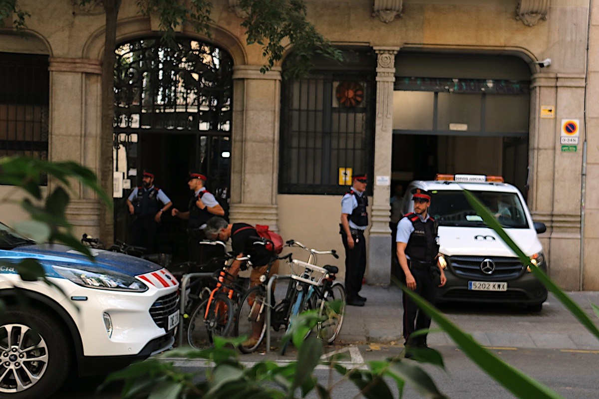 Dispositiu policial al carrer Diputació, on ha mort el nen - ACN
