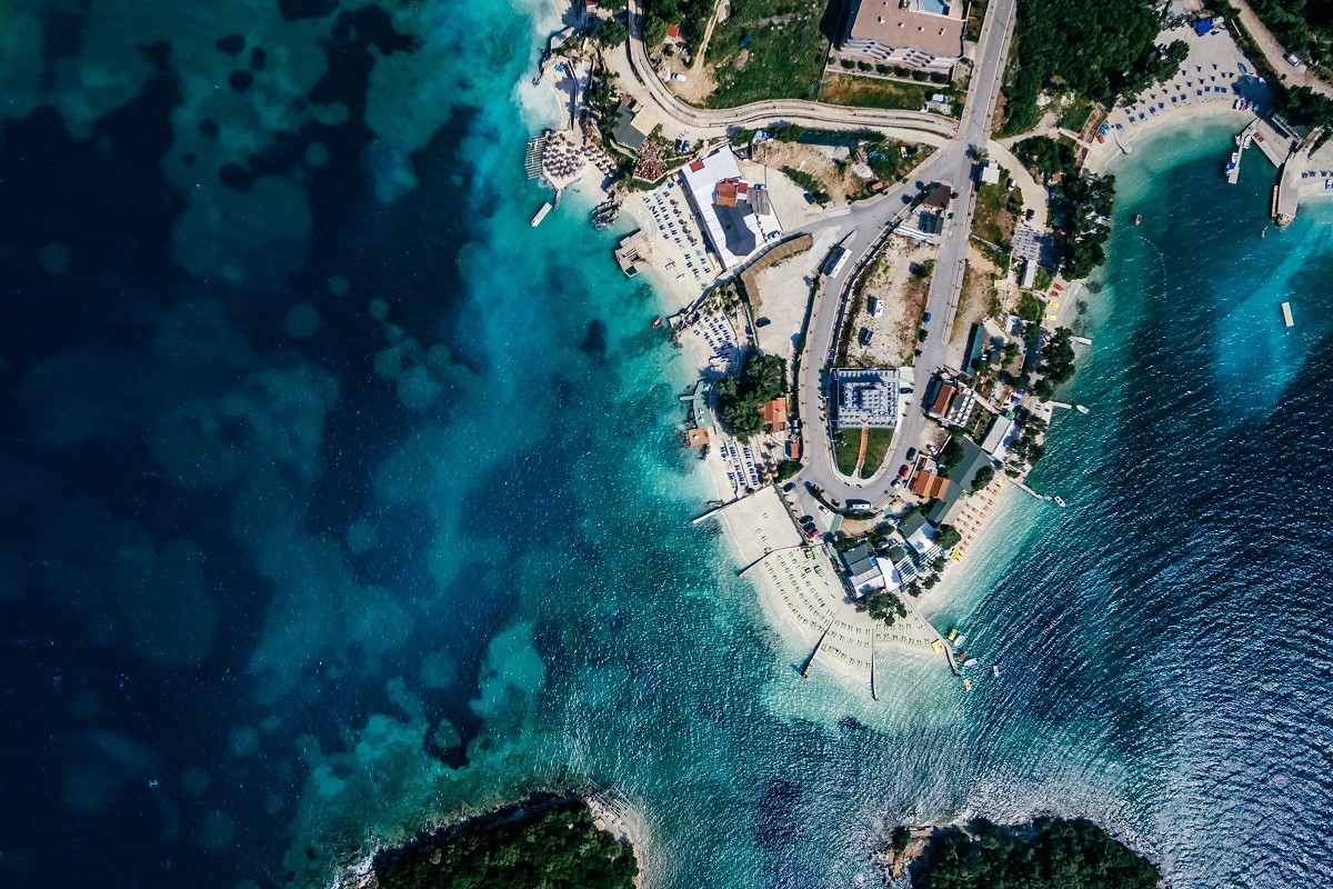 La platja de Ksamil, a Albània - Unsplash / Polina Rytova