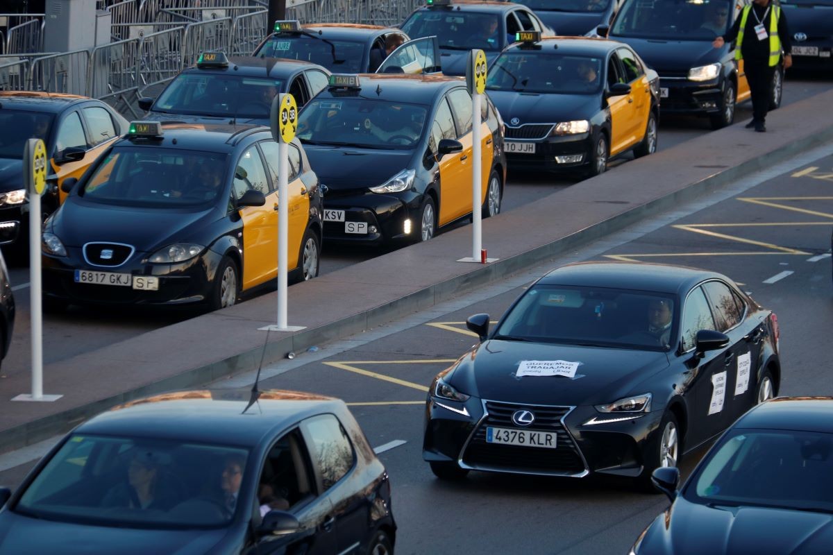 Europa qüestiona la limitació de Colau a Uber i Cabify