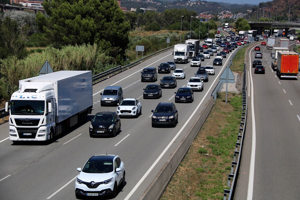 Retencions a l'AP-7 en direcció sud a l'altura de Castellví de Rosanes durant l'operació sortida de Sant Joan - ACN