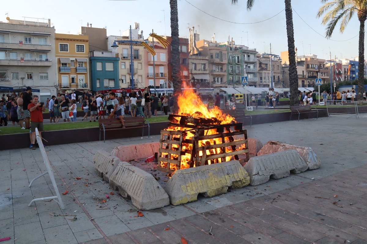 Sant Joan torna a la normalitat i omple els carrers de petards i fogueres