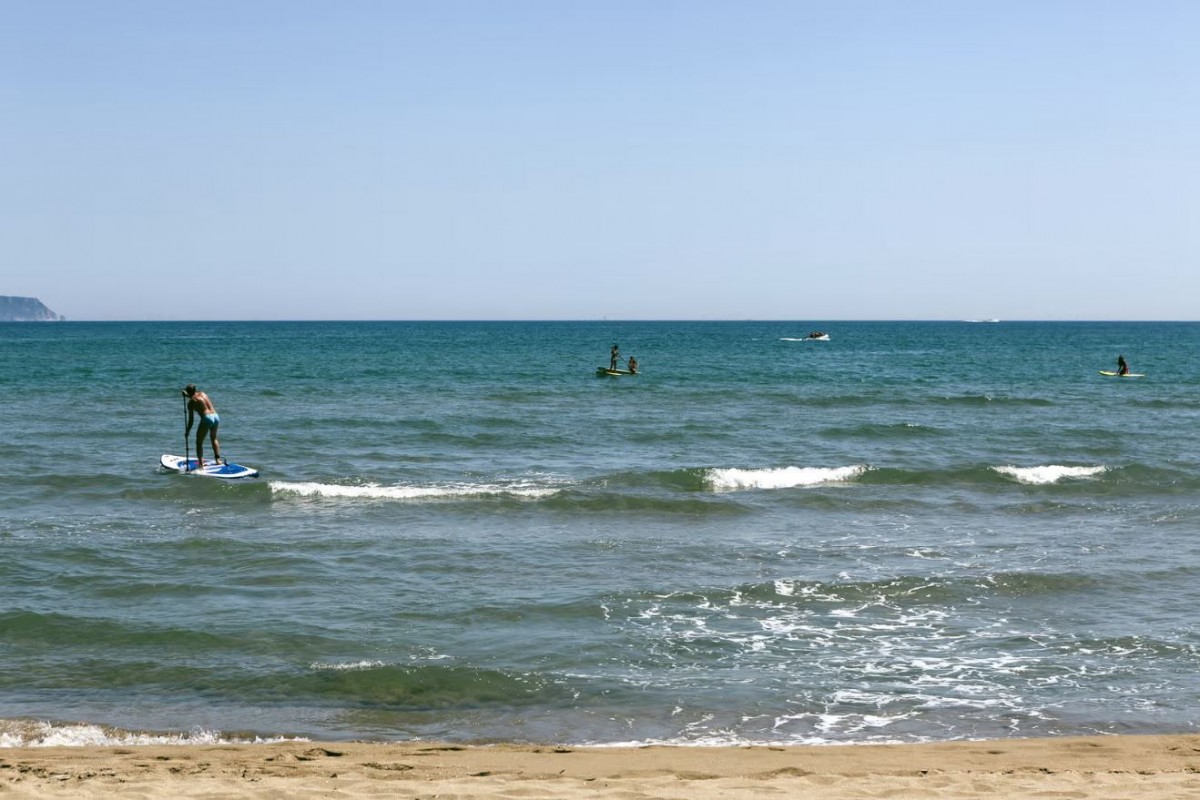 Mor un home ofegat a la platja a Sant Pere Pescador