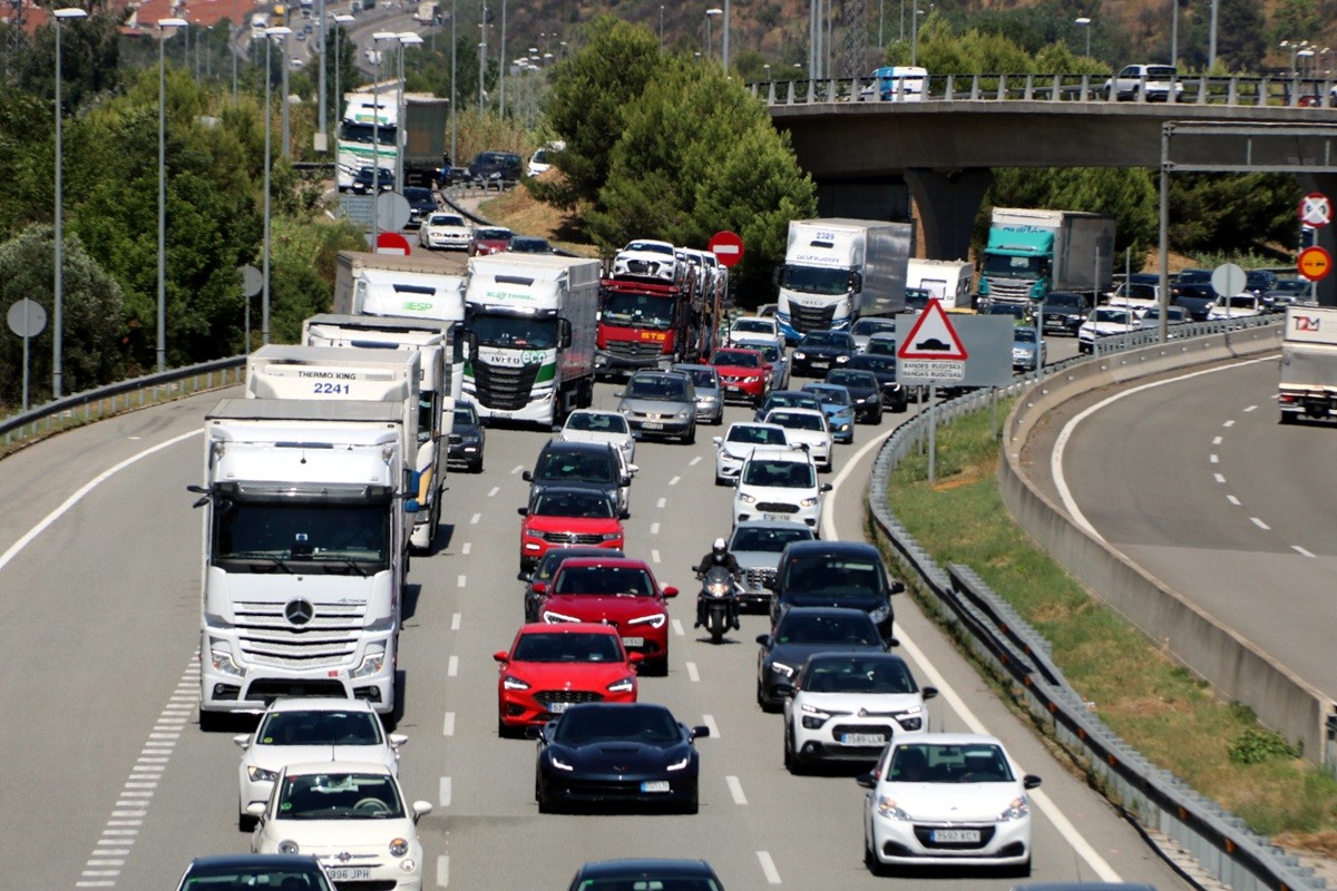 Segueix el col·lapse: cues de fins a 30 quilòmetres en l'operació sortida de Sant Joan