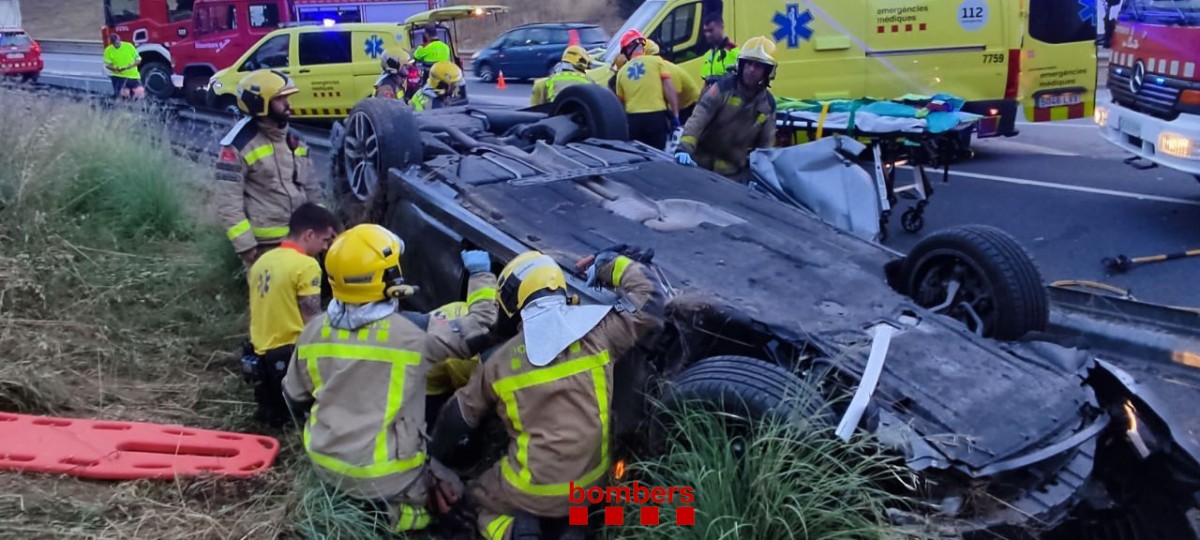 Dos ferits en bolcar el seu vehicle a la Ronda Litoral de Barcelona