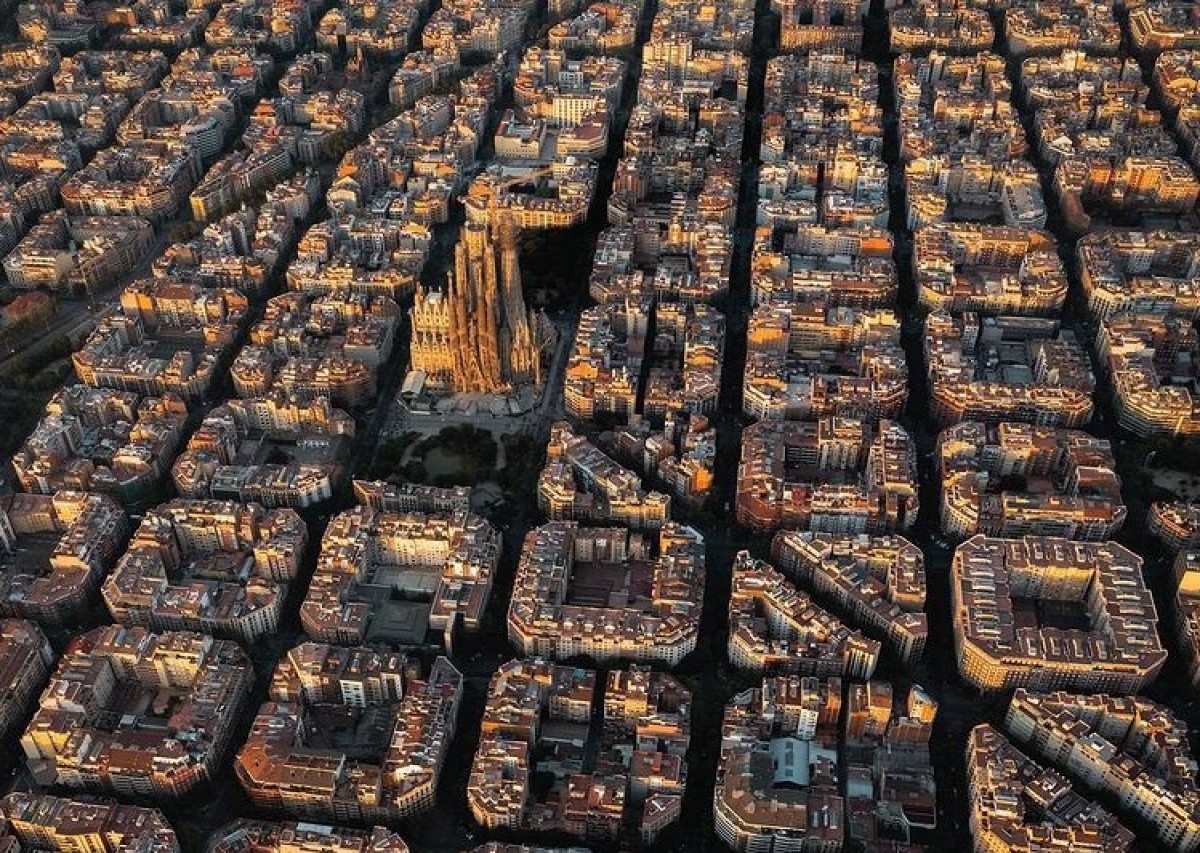 L'Eixample de Barcelona amb la Sagrada Família - Architecture and Travel