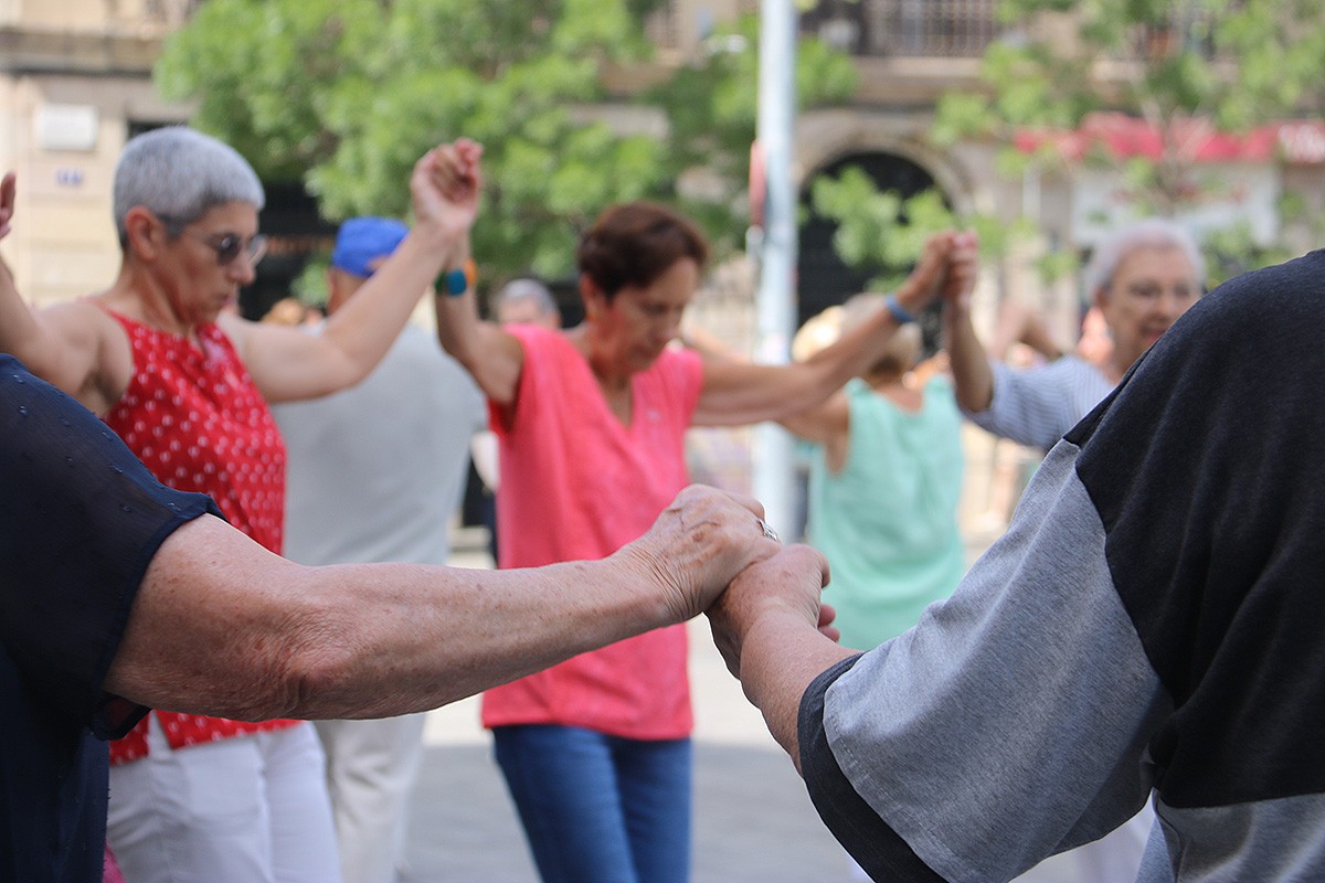 VÃDEO | Versionen una cançó de Rosalía per ballar sardanes