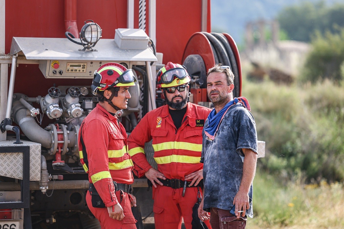 Missatge de calma dels Bombers tot i el perill del foc de Lladurs