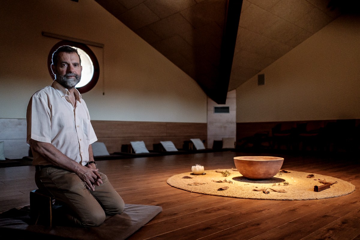 Xavier Melloni fotografiat a la sala de meditació del complex de la Cova de Sant Ignasi. - Adrià Costa
