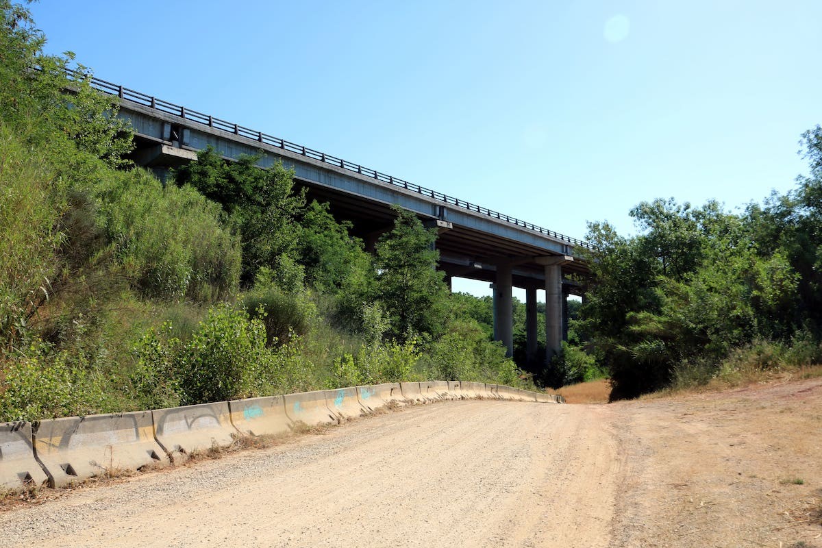 Moren dues persones en saltar d'un pont de 30 metres a l'AP-7 per fugir dels Mossos