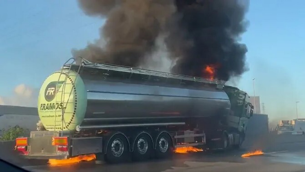 L'AP-7, reoberta però amb retencions després d'un matí caòtic per l'incendi d'un camió
