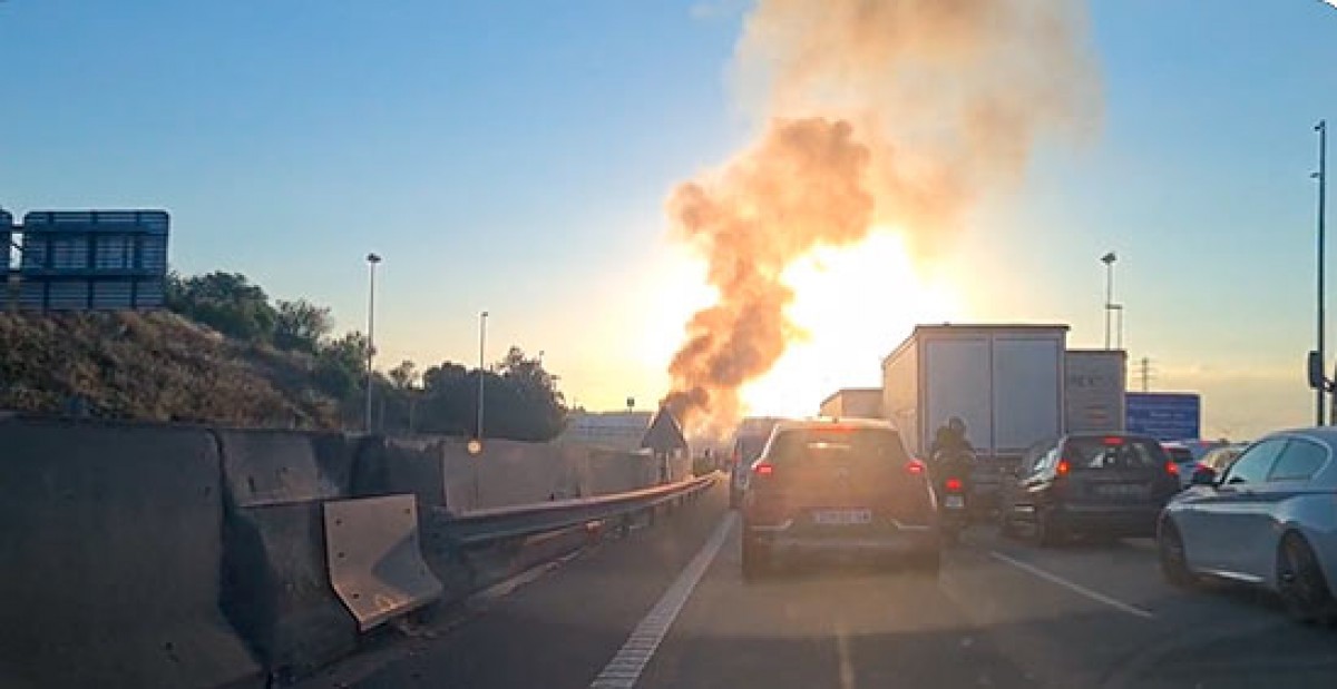 Nous problemes a l'AP-7: cues a Sant Celoni sentit Girona per un camió incendiat
