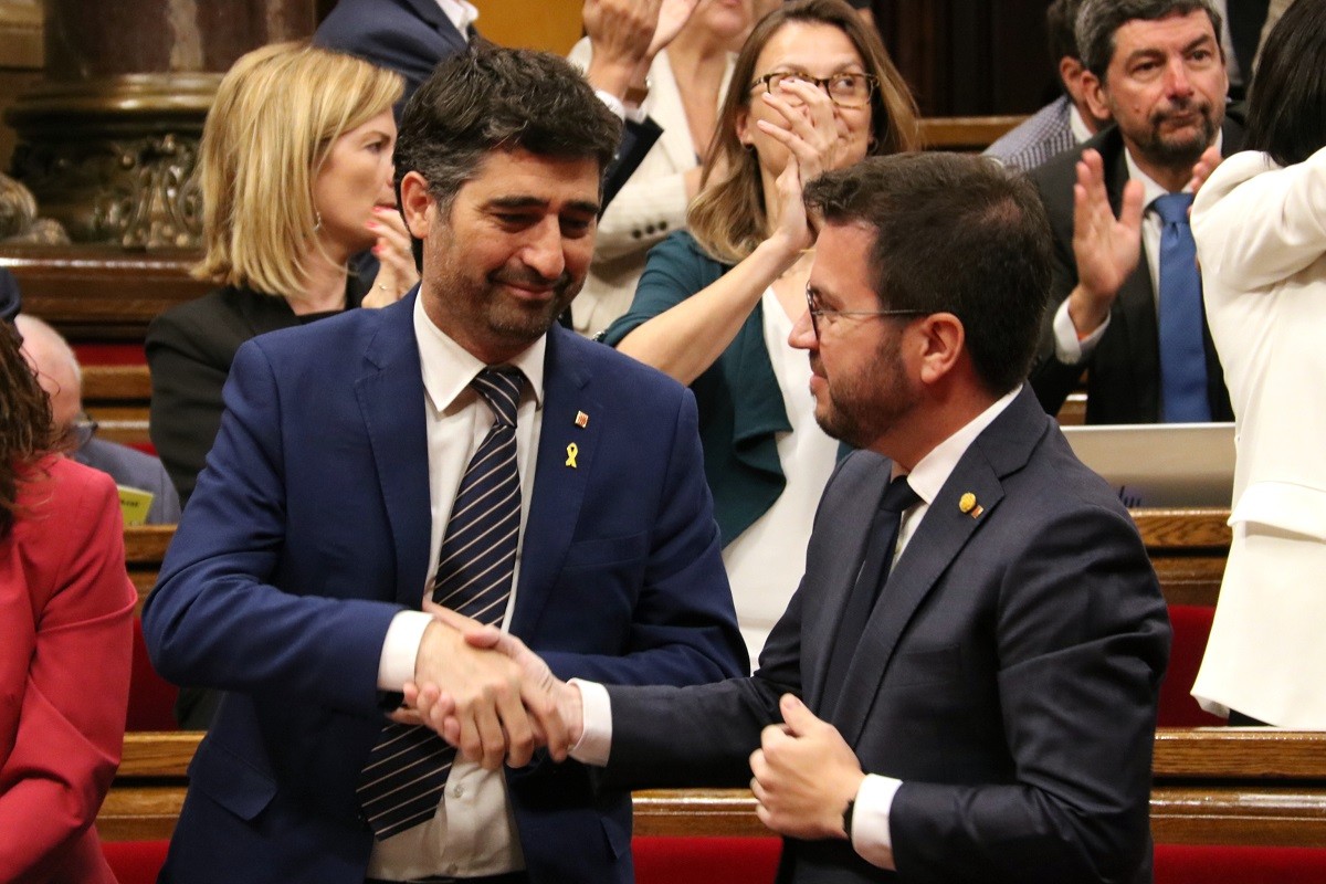 El president de la Generalitat, Pere Aragonès, i el vicepresident Jordi Puigneró, aquest dimecres al Parlament - ACN
