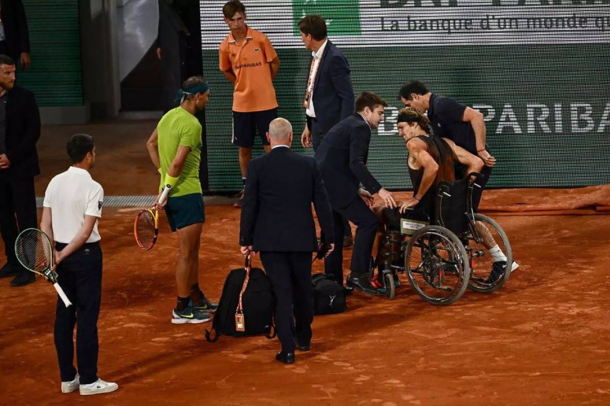 Greu lesió de Zverev contra Nadal: crits esgarrifosos i retirada en cadira de rodes