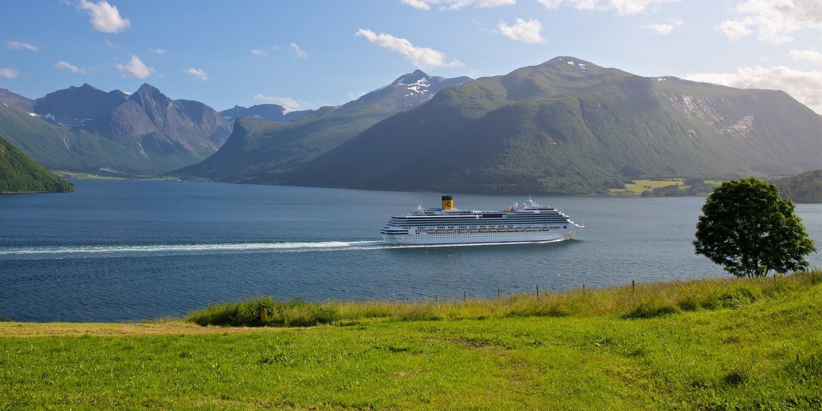 Un creuer navegant per un fiord noruec - visitnorway.es