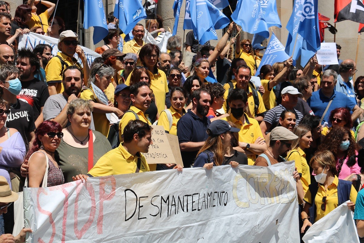 «Un barri, un carter»: 300 treballadors de Correus protesten contra el nou conveni a Barcelona