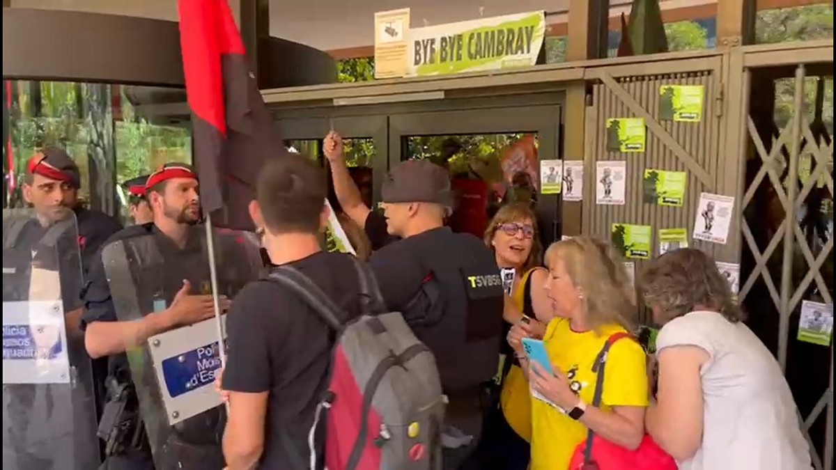 Vídeos | Els Mossos intervenen per dissoldre una protesta dels sindicats d'educació a la conselleria