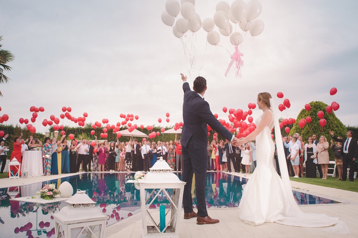 Una parella celebrant el casament - Unsplash