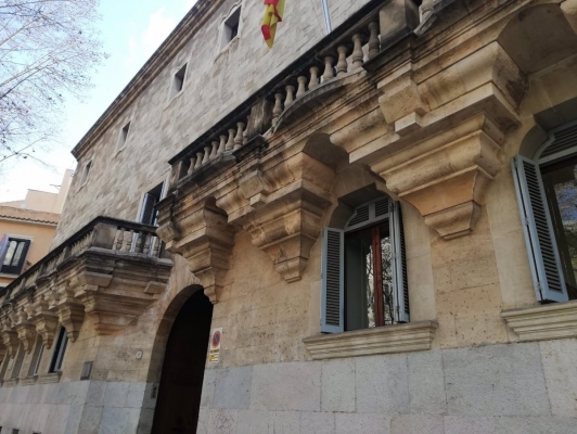 Sacseja violentament la seva filla de cinc mesos i li provoca lesions cerebrals: demanen 11 anys de presó