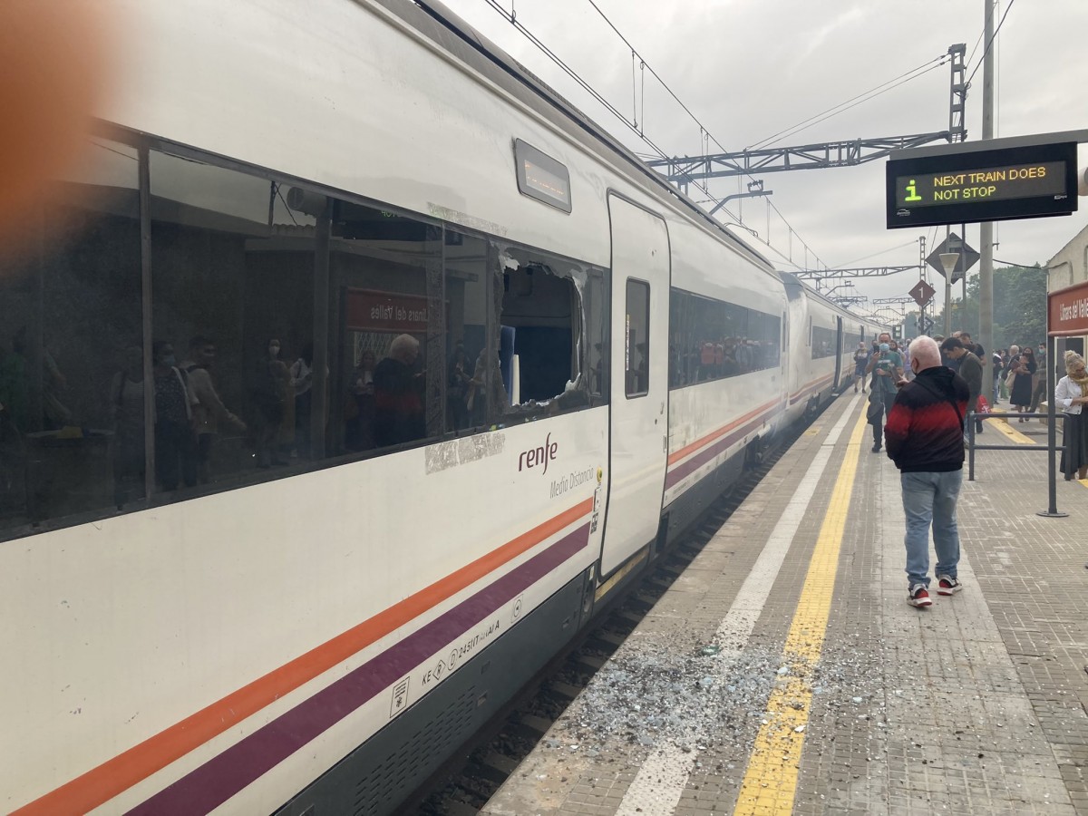 Escenes de pànic a Rodalies: portes que no s'obren i vidres trencats a causa del fum