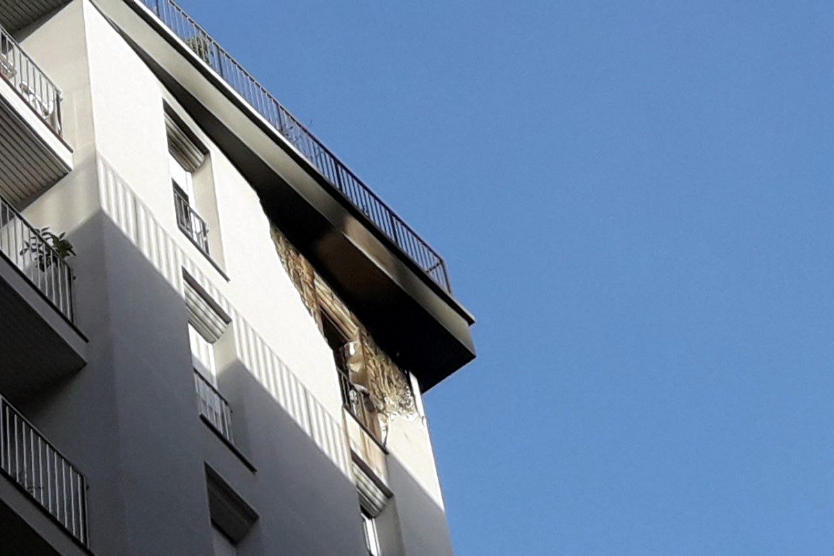 Un ferit crític i més de 40 evacuats en un incendi a Barcelona