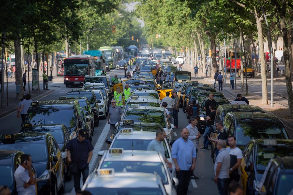 Milers de taxistes col·lapsen el centre de Barcelona en contra dels VTC