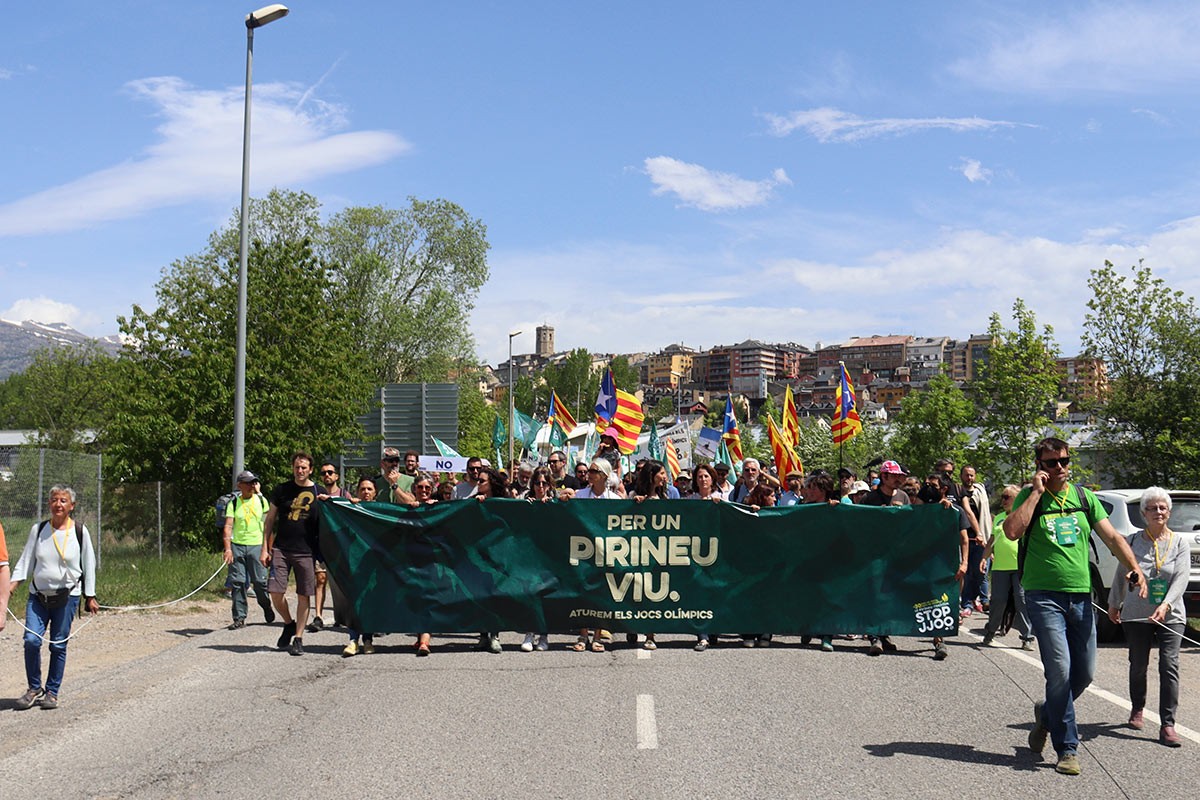 Puigcerdà s'omple amb una manifestació «històrica» contra els Jocs d'Hivern