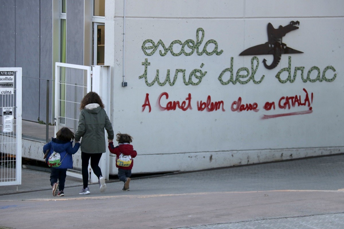 Entrada de l'escola de Canet de Mar on s'aplica un 25% de castellà en una aula - ACN