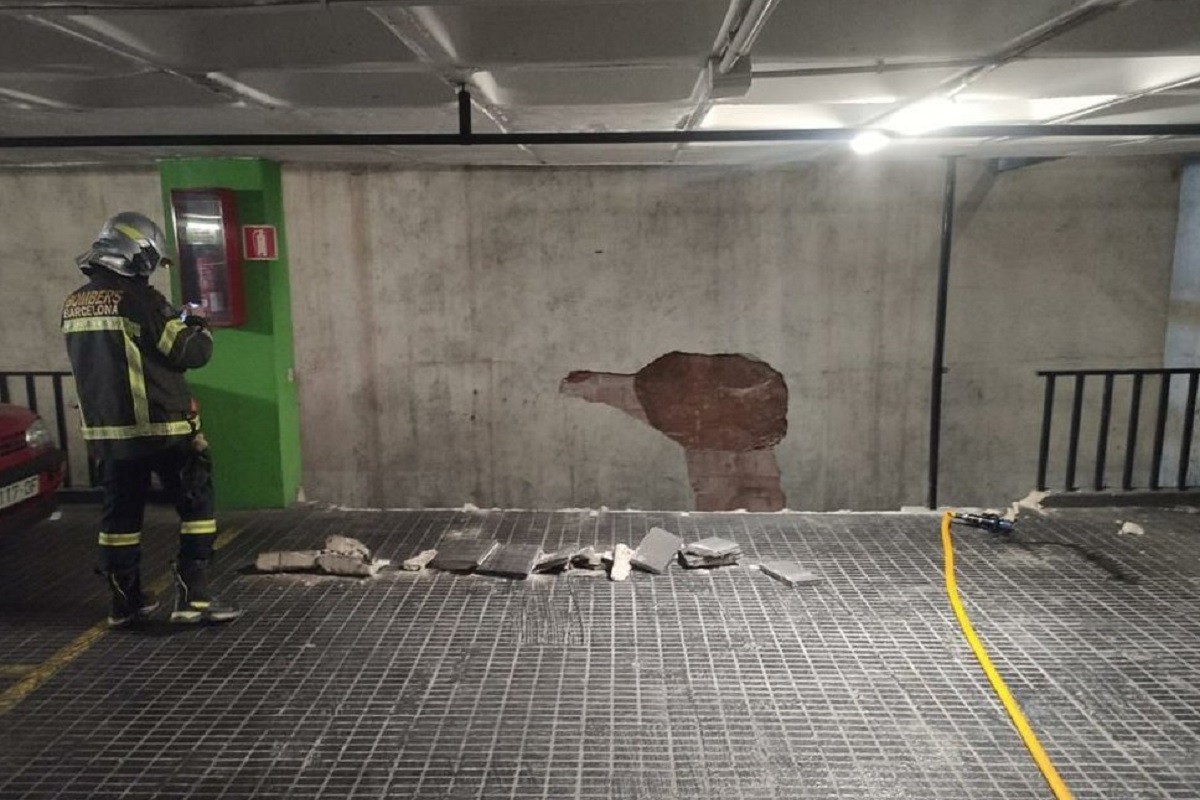 Un cotxe cau pel pati interior d'un aparcament a Barcelona