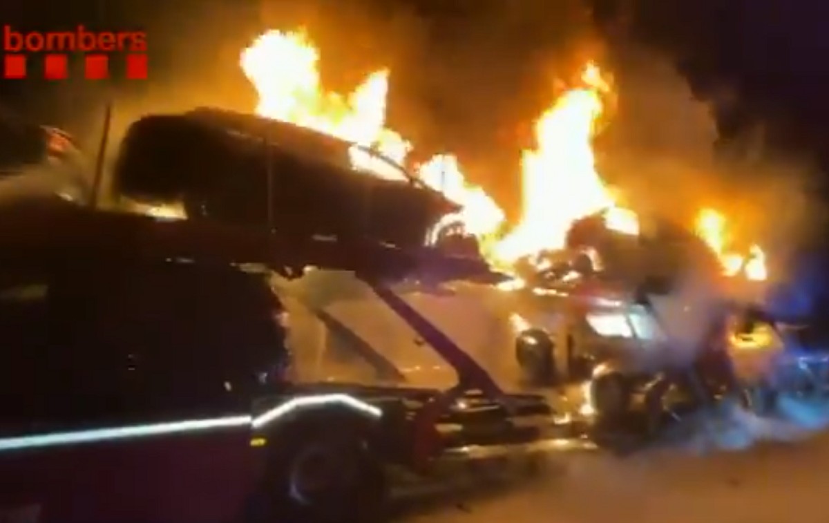 Espectacular incendi d'un camió que transportava cotxes a Gelida
