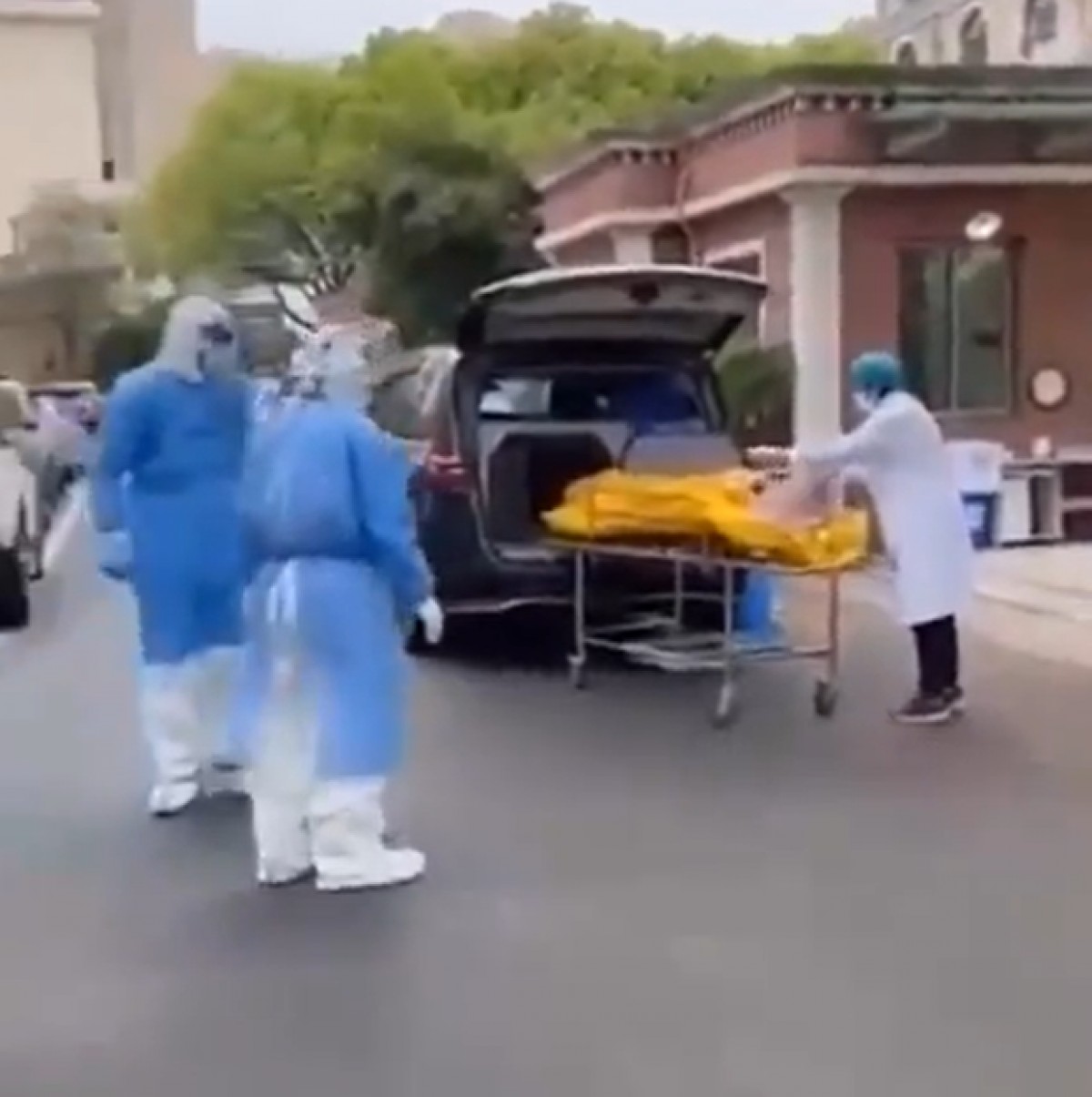 Esperpent a la Xina per la Covid: gairebé porten una persona viva al crematori