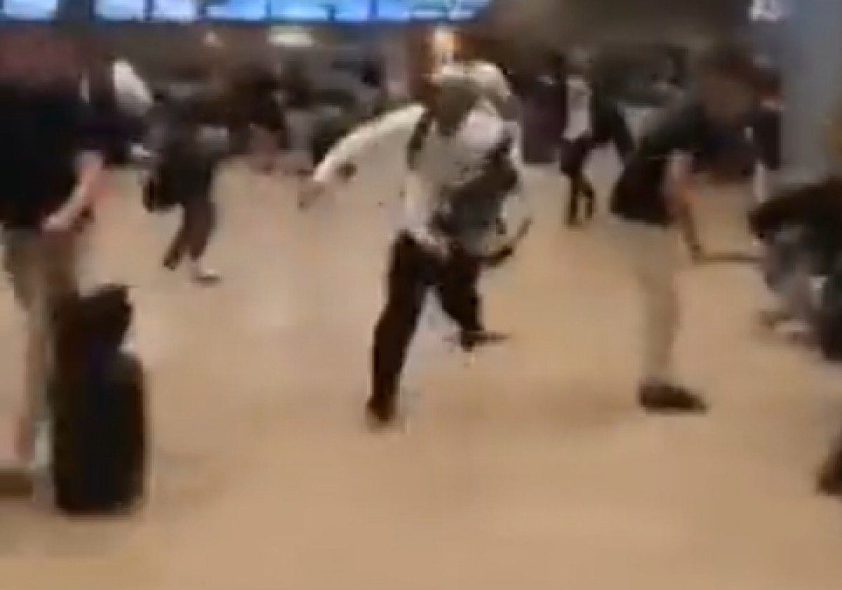 Escenes de caos en un aeroport d'Israel pel perillós souvenir d'una família