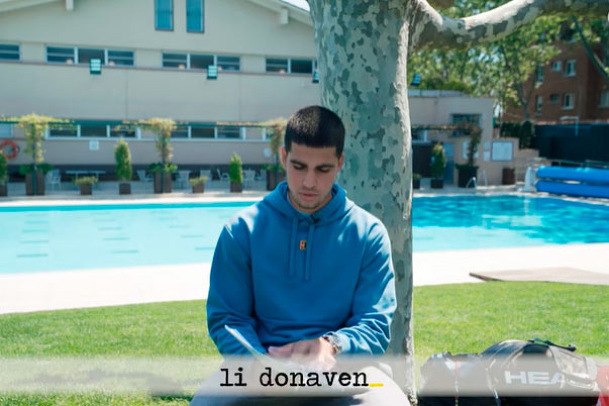 Vídeo | Els tenistes del Godó s'atreveixen amb el català