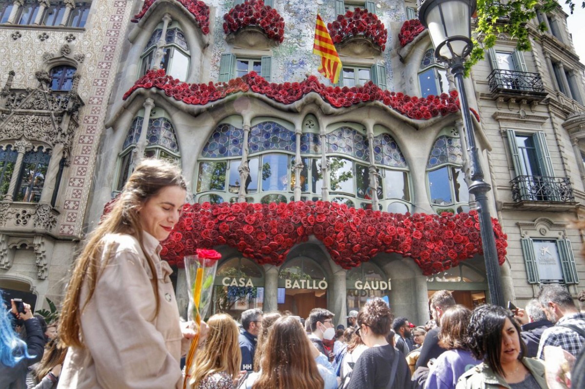 Els vianants es fotografien davant la Casa Batlló aquest Sant Jordi  - Josep Lluís Escudero