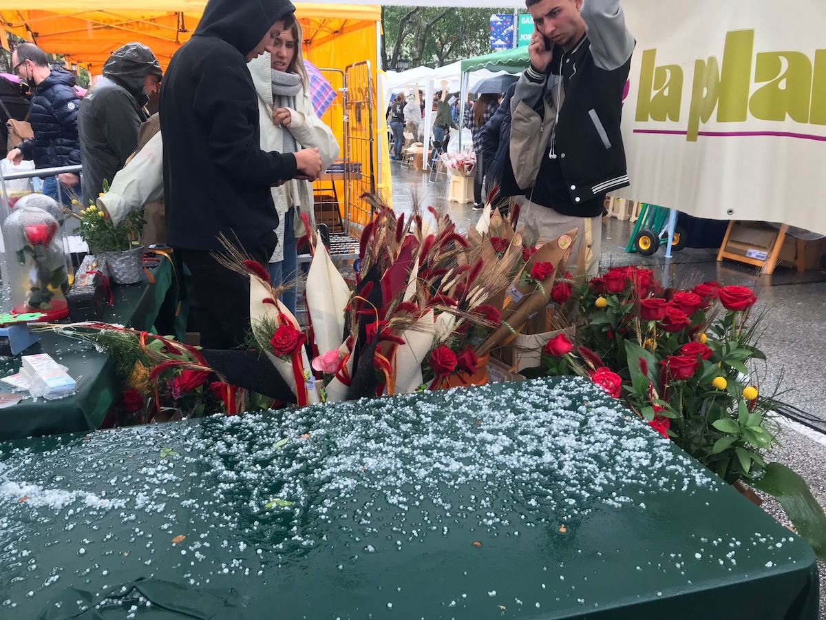 Impressionant pedregada al centre de Barcelona en ple Sant Jordi