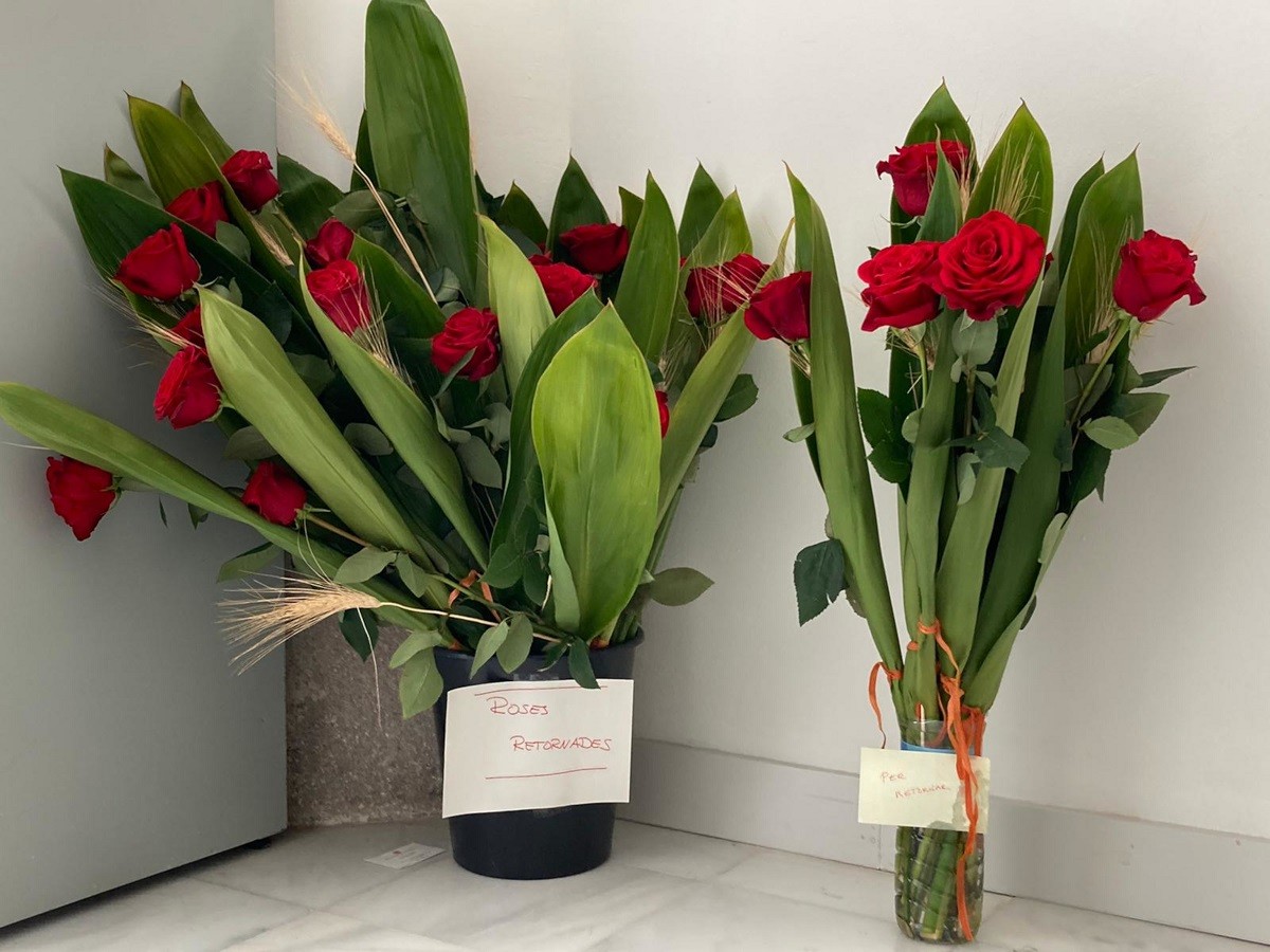 Treballadors del Parlament protesten contra Borràs i li retornen la rosa i el llibre de Sant Jordi