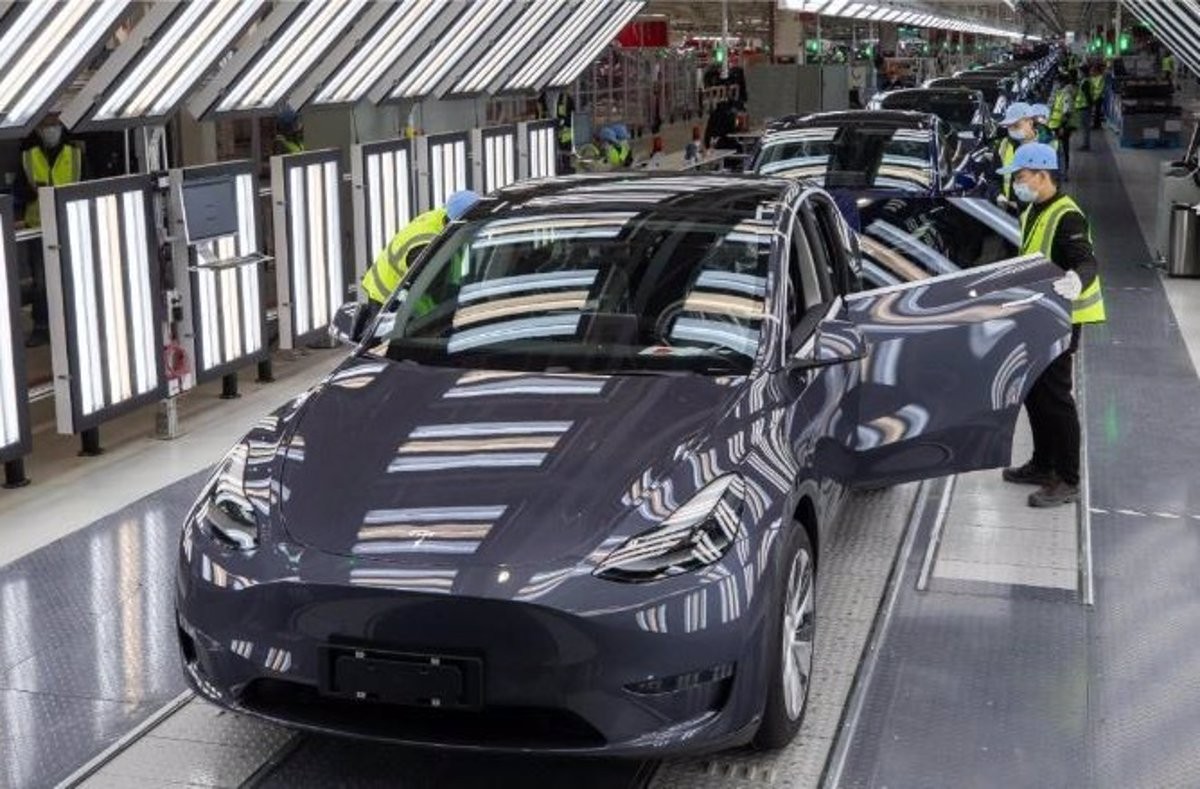 Tesla obliga els seus treballadors a dormir al terra de la fàbrica per no aturar la producció a Xangai