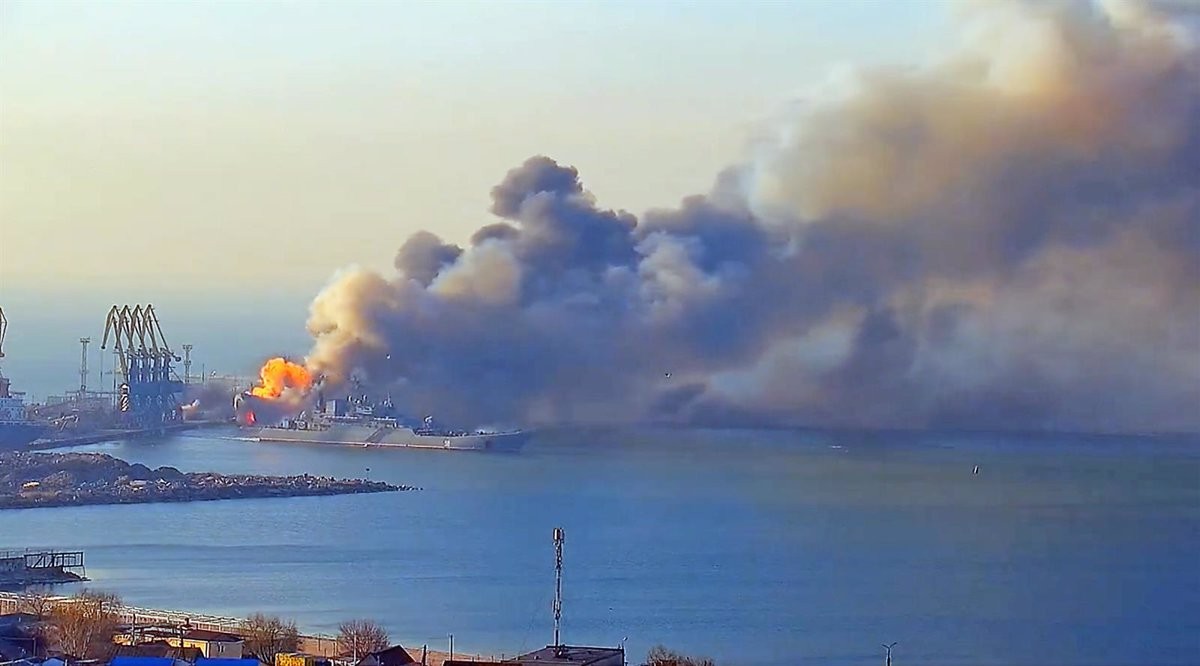 Portades | «Rússia bombardeja Kíiv de nou després de perdre el seu vaixell insígnia», a «La Vanguardia»