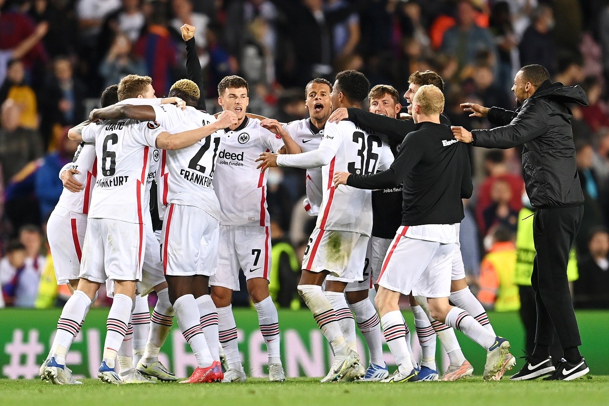Els jugadors de l'Eintracht de Frankfurt celebrant la victòria al Camp Nou - Europa League