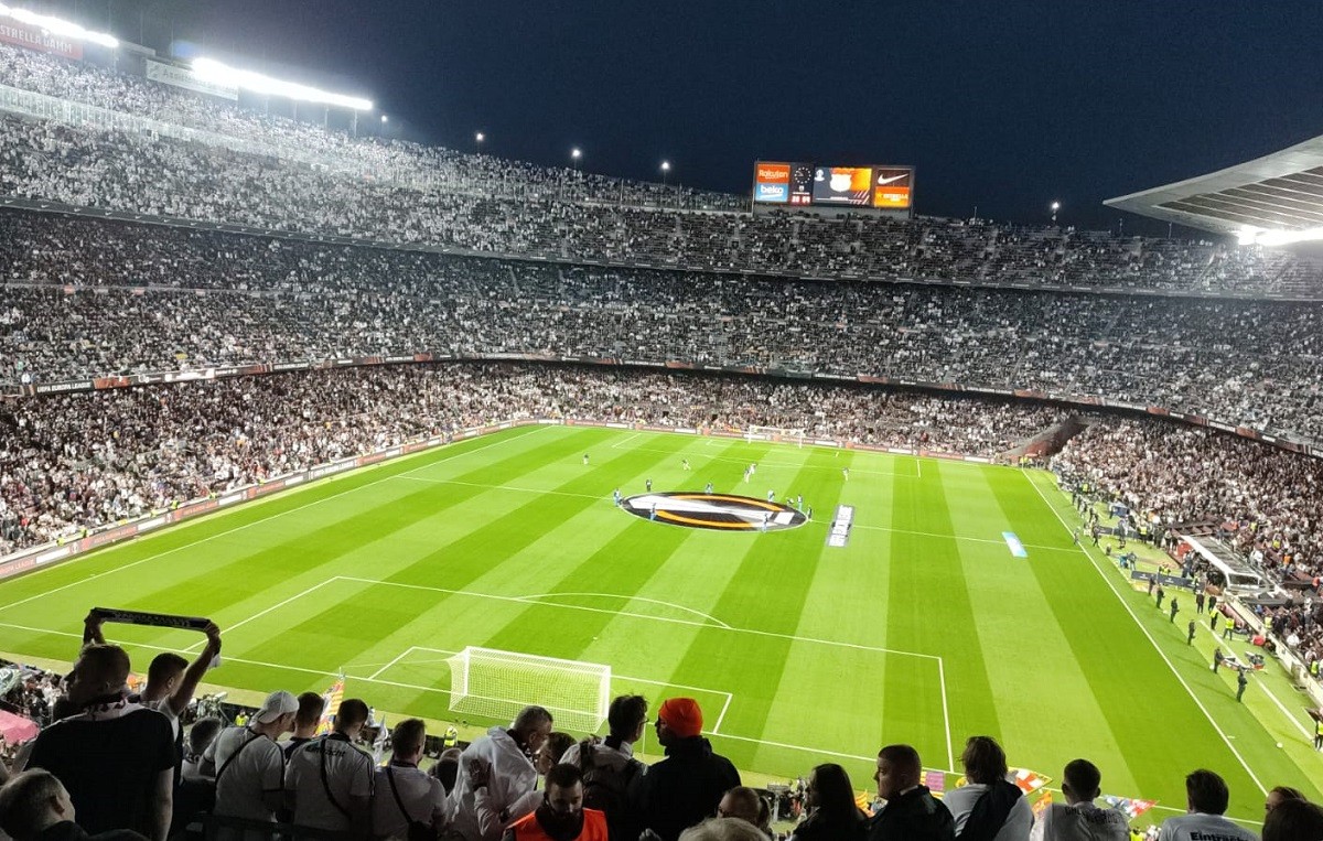 El Camp Nou, tenyit de blanc pels milers d'aficionats de l'Eintracht de Frankfurt - ND