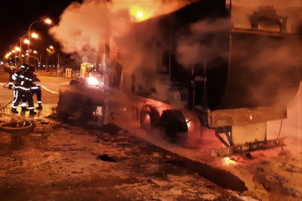 Espectacular incendi d'un camió d'escombraries a Barcelona 
