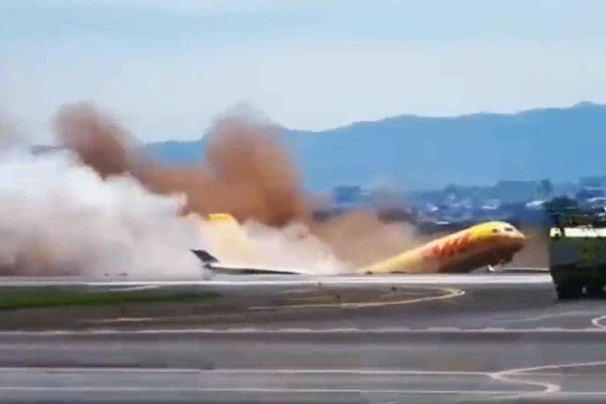 Un avió es parteix per la meitat en un aterratge d'emergència a Costa Rica