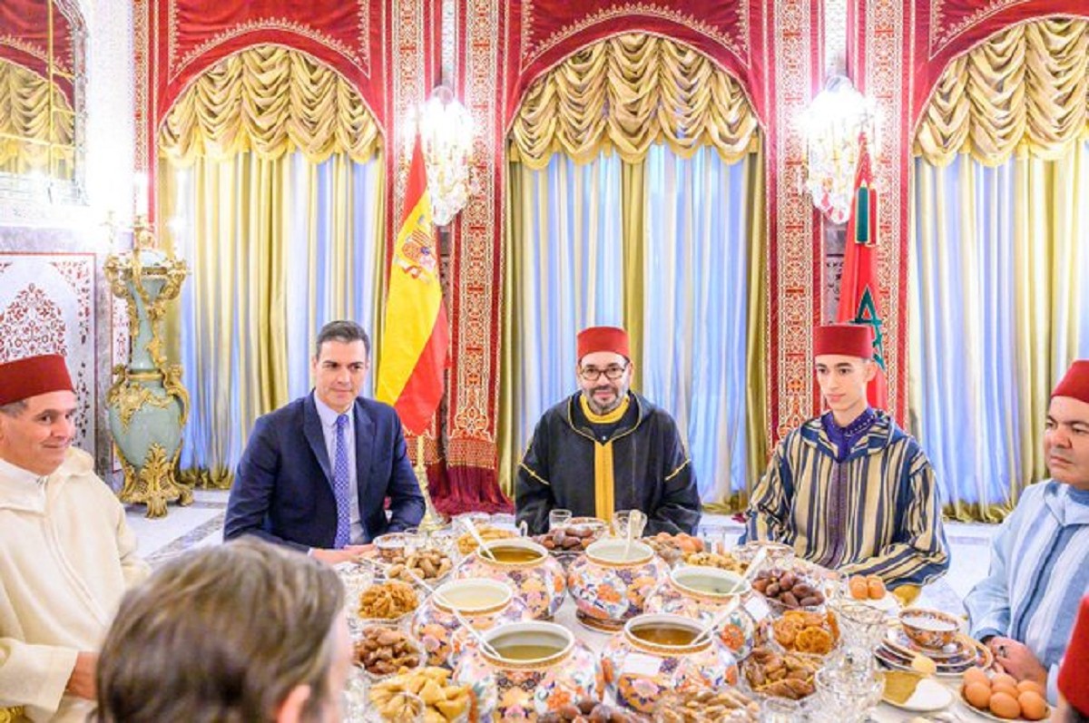 El Marroc col·loca la bandera espanyola al revés en el sopar amb Sánchez