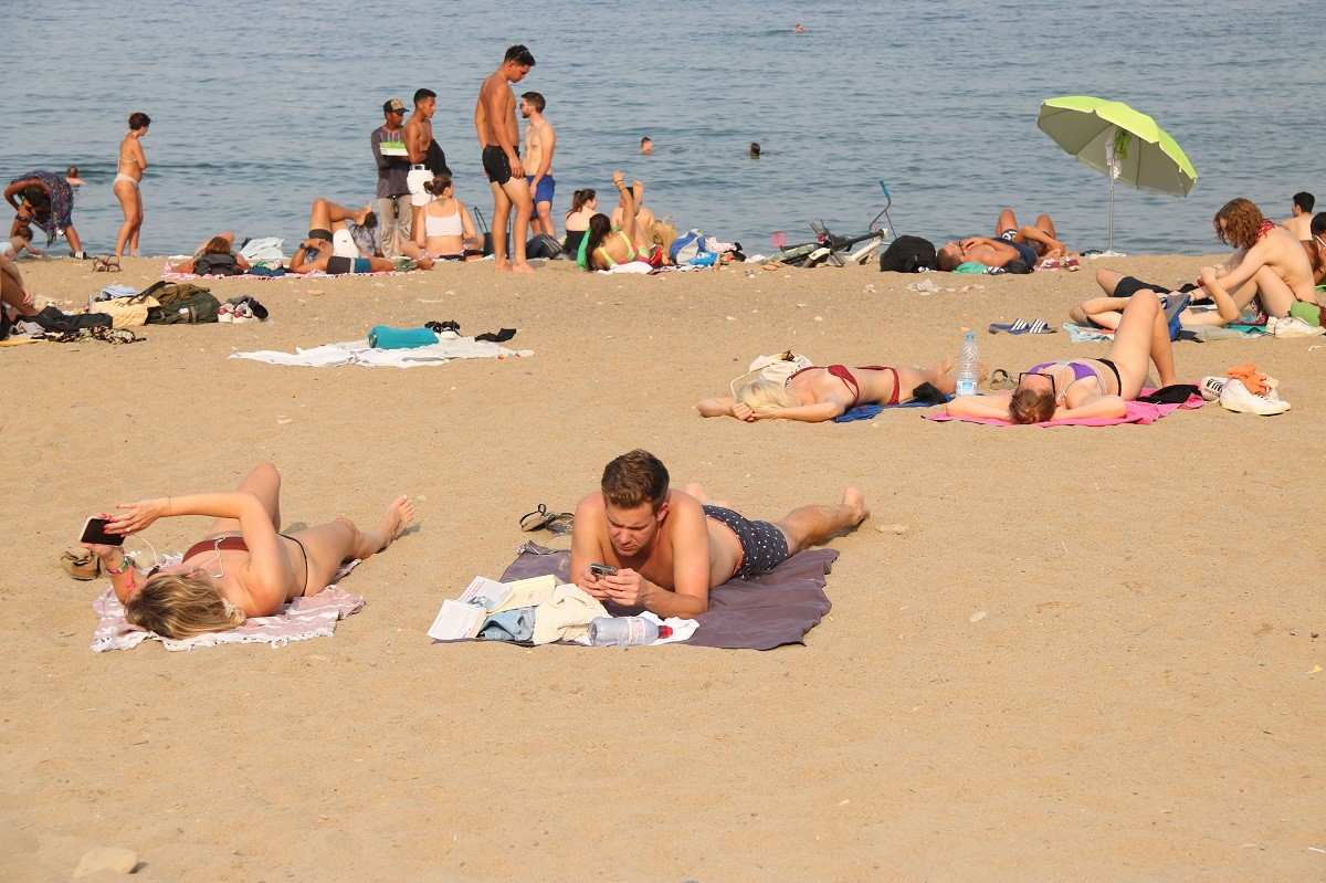 Les platges de Barcelona seran lliures de fum a partir d'aquest juliol