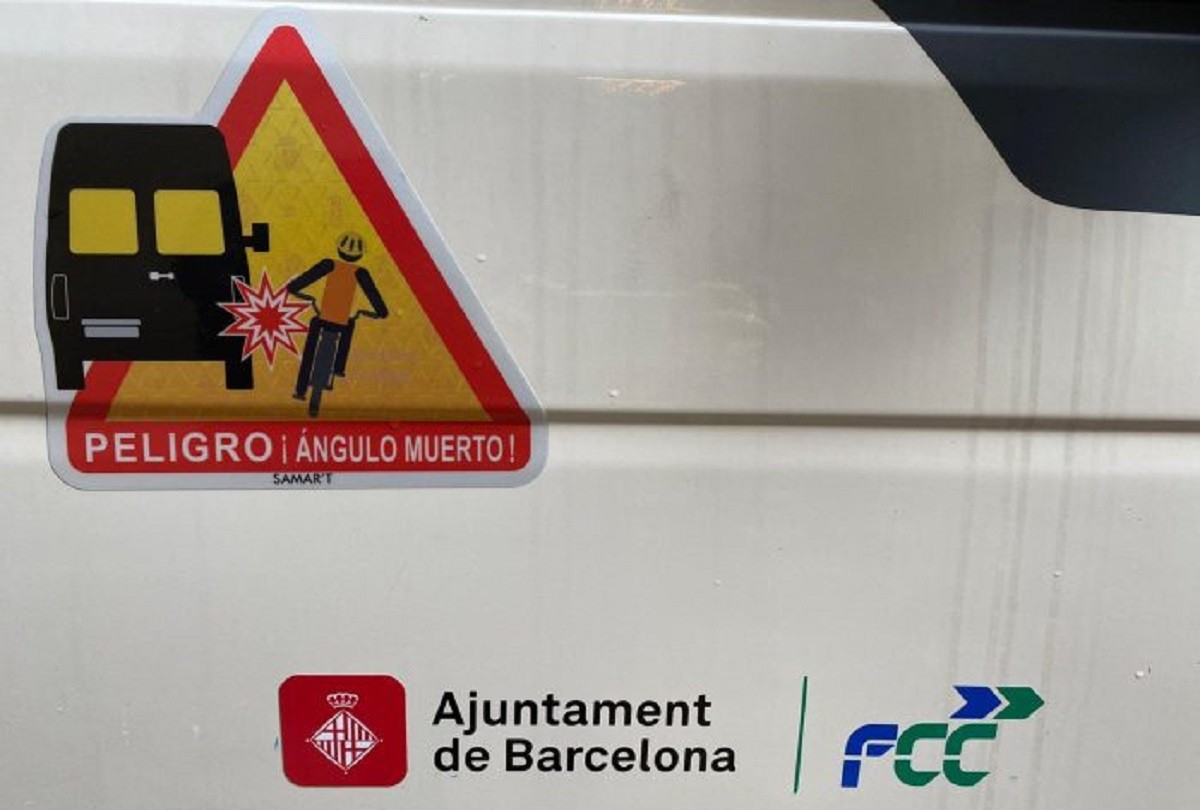 Barcelona senyalitza en castellà els angles morts dels vehicles municipals