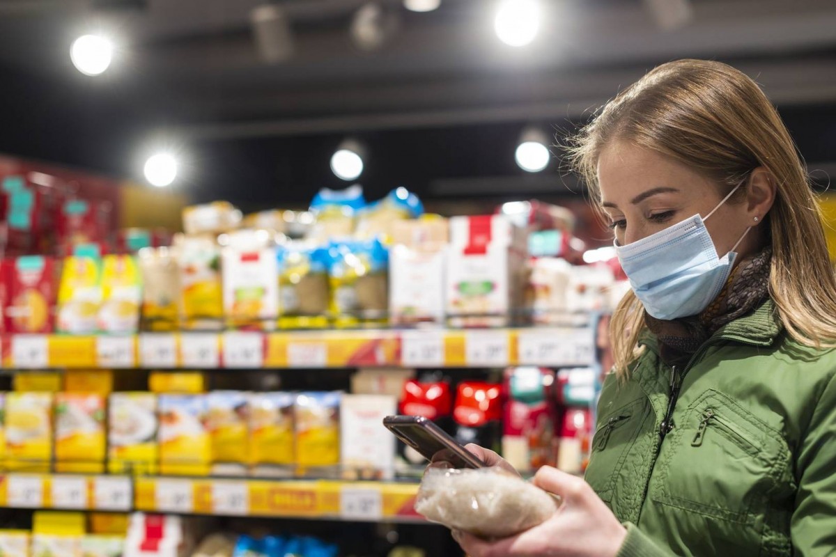 Una clienta amb mascareta al supermercat - Europa Press